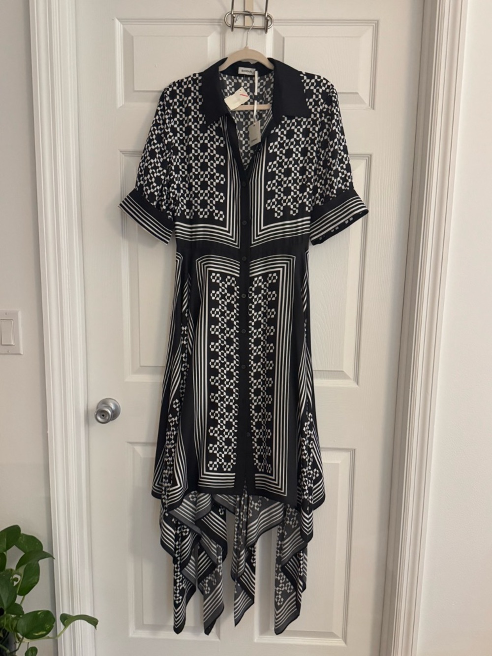 SIMKHAI
Abrielle printed TENCEL™ and silk-blend maxi shirt dress size L- NWT - Picture 13 of 13